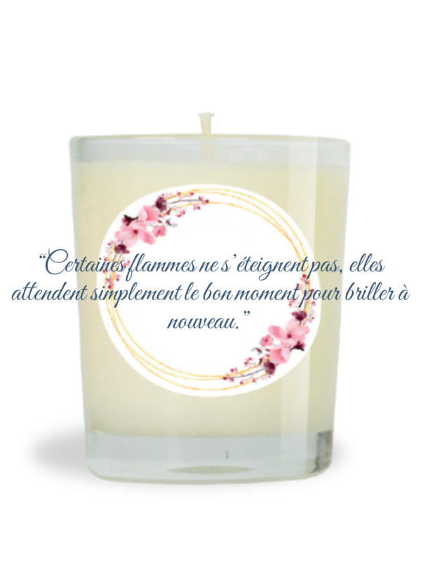 Bougie parfumée naturelle 75g Monoï de Tahiti - “Certaines flammes ne s’éteignent pas, elles attendent simplement le bon moment pour briller à nouveau.”